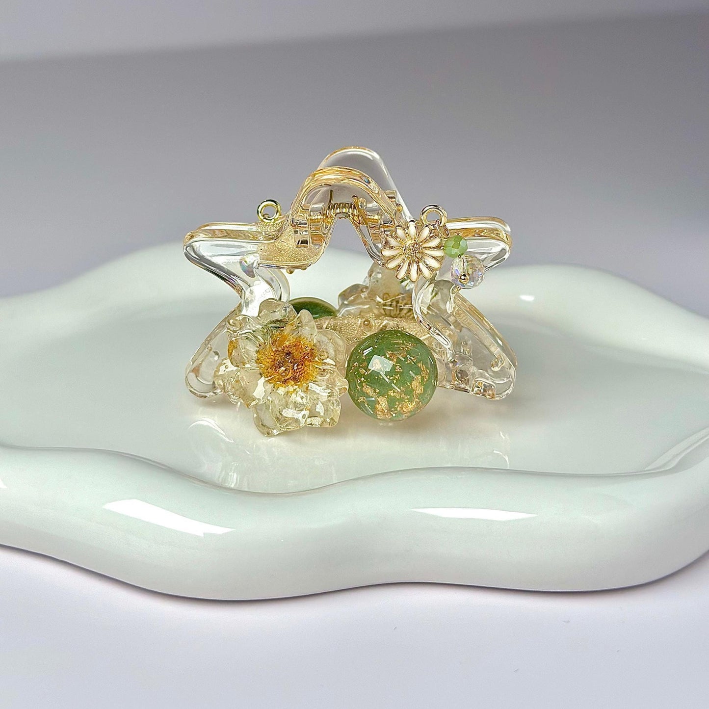 Large Daisy Floral Hair Claw Clip by Ms. Pepper's Closet. Perfect for thick hair, this large floral design securely holds hair in place. Ideal for those seeking stylish cute claw clips.