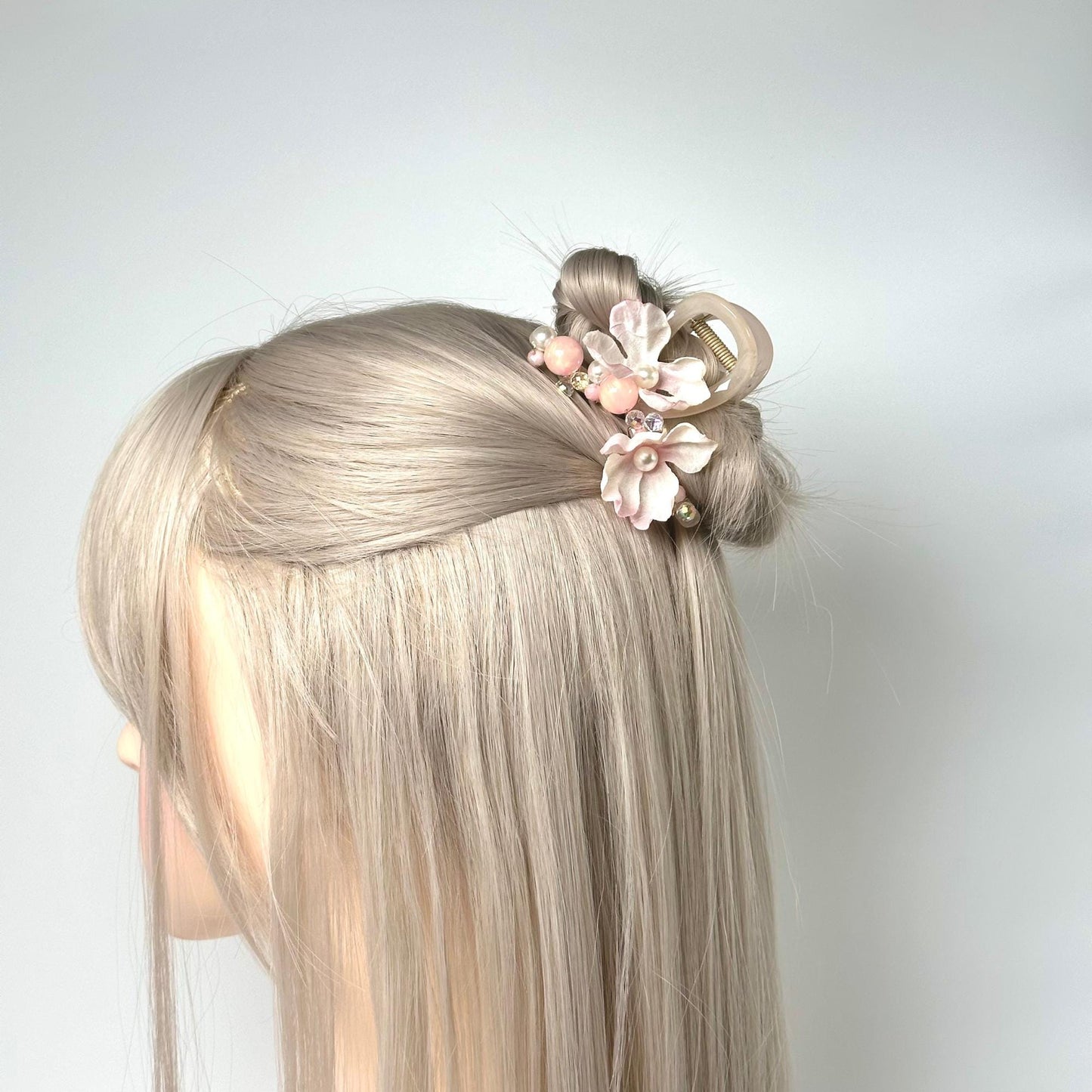 a blonde wig with a flower in it