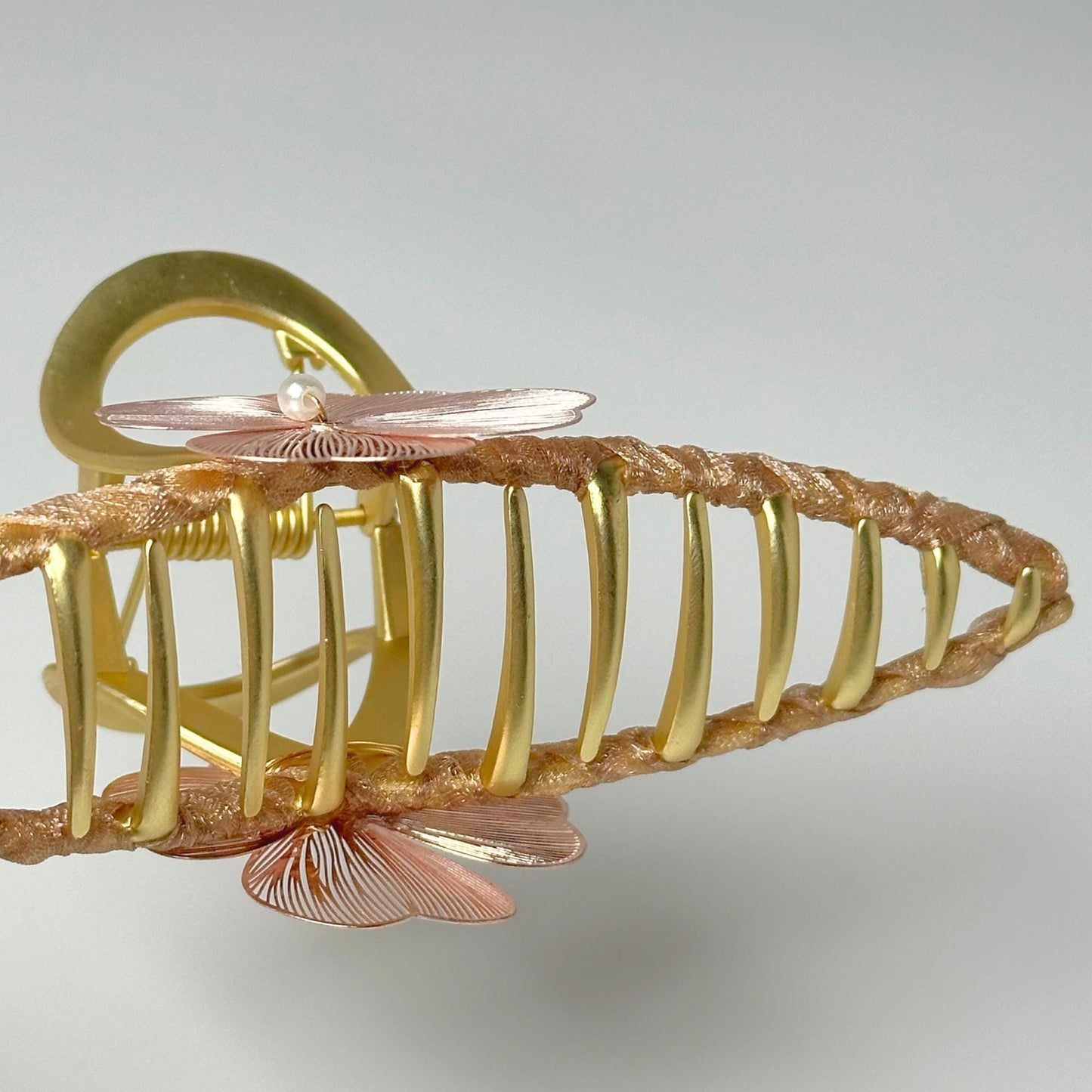 a gold brooch with a flower on it