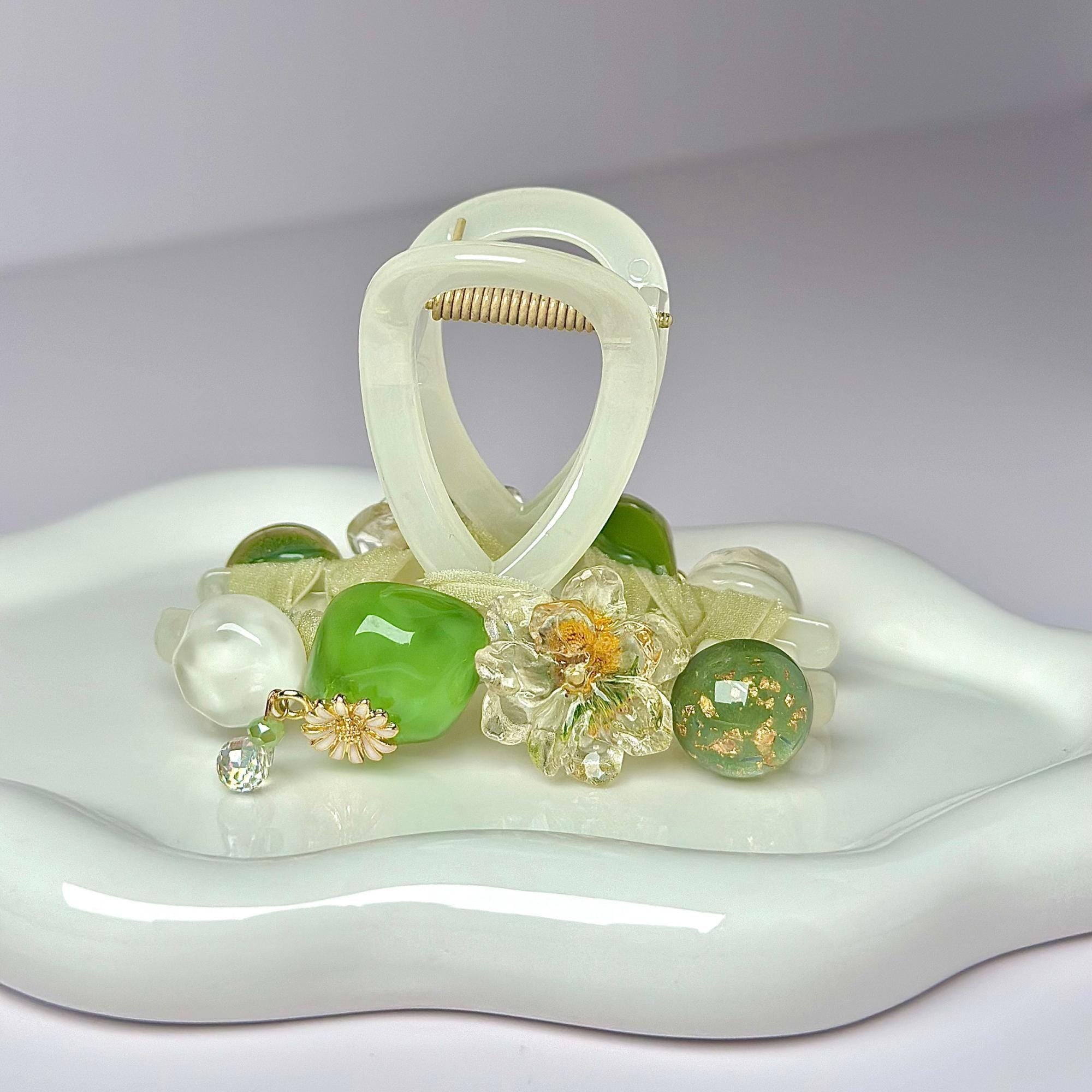 Large Daisy Floral Hair Claw Clip by Ms. Pepper's Closet. Perfect for thick hair, this large floral design securely holds hair in place. Ideal for those seeking stylish cute claw clips.