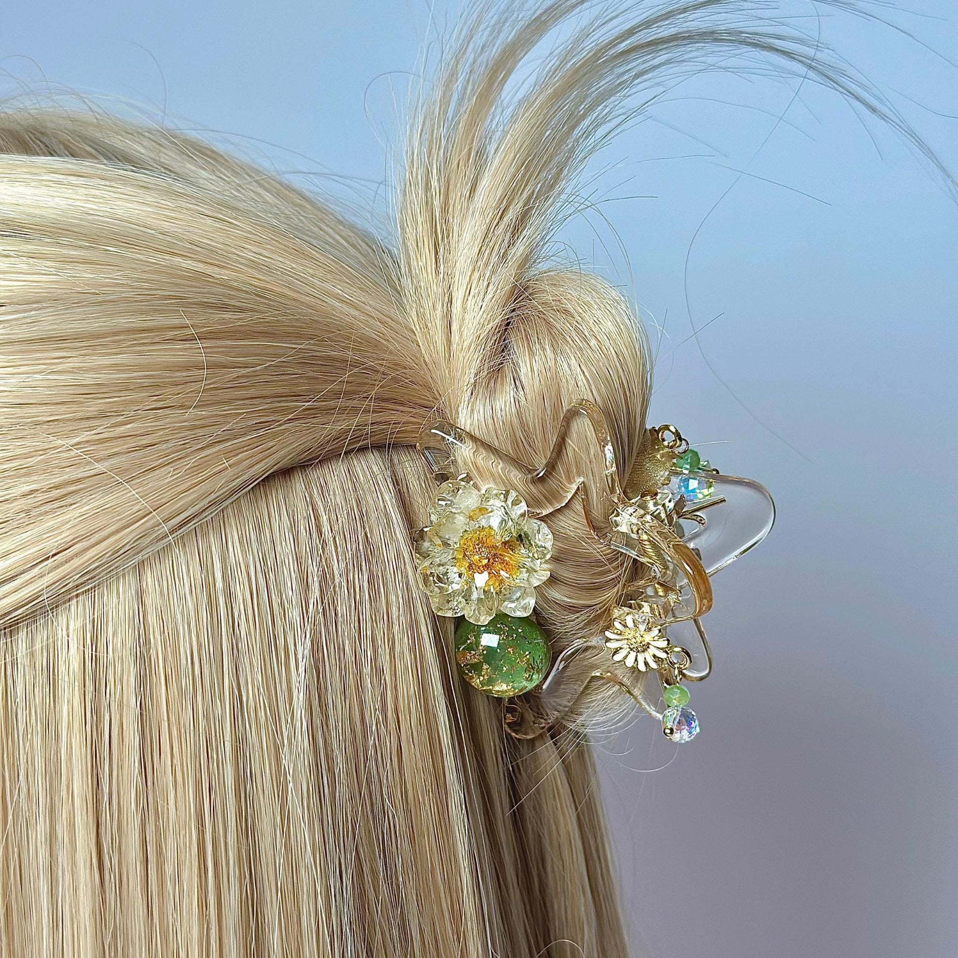 a close up of a woman&#39;s hair with a hair clip