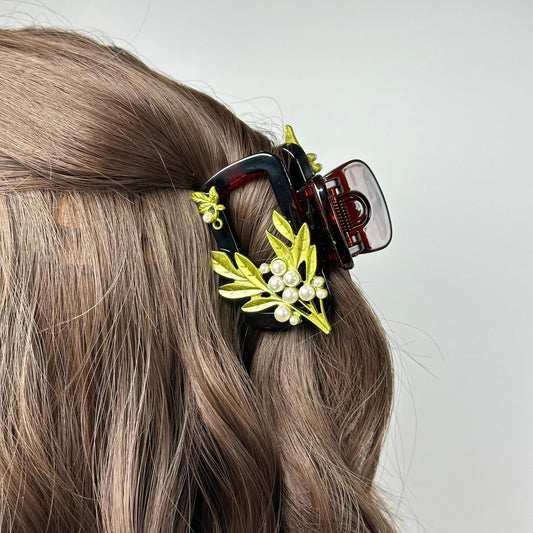 a close up of a woman&#39;s hair with a hair clip