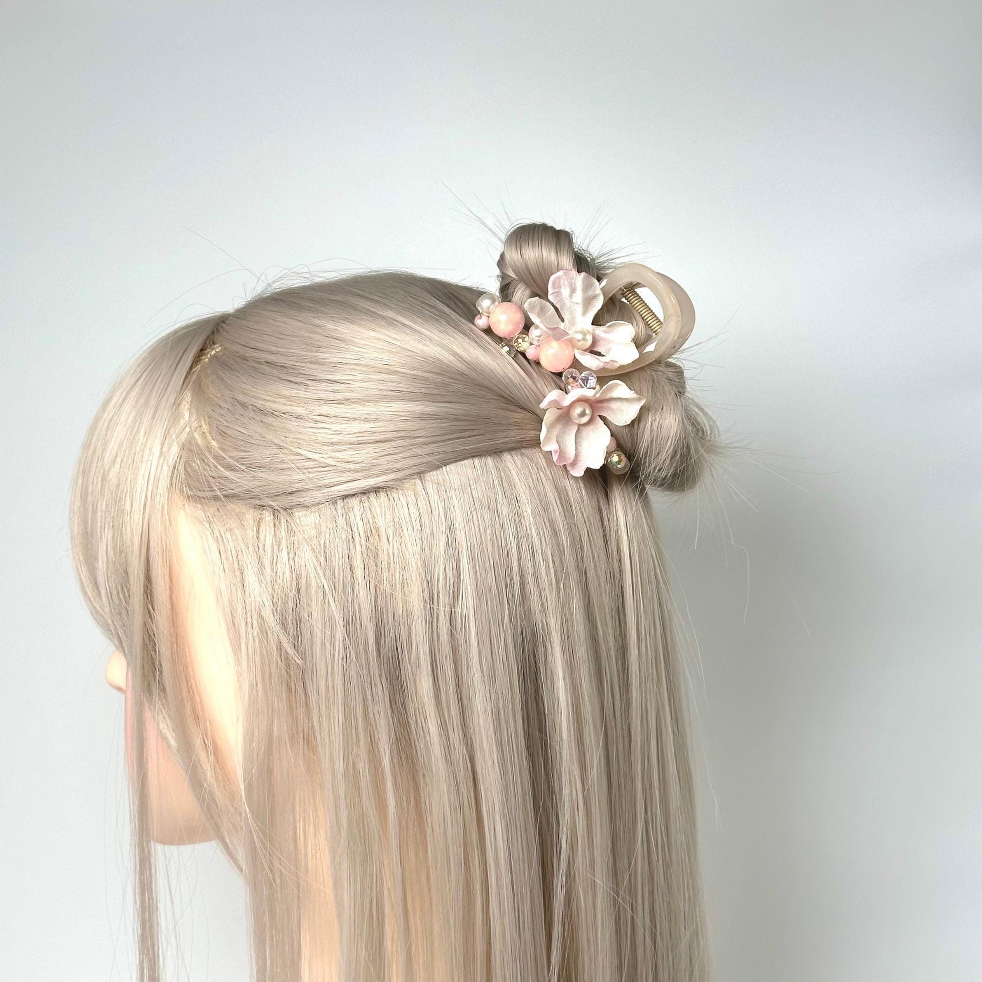 a blonde wig with a flower in it