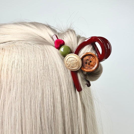 a close up of a woman&#39;s hair with a hair clip